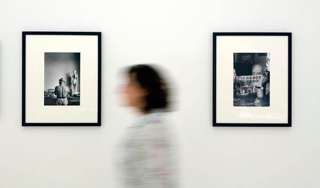 Una mujer entre dos fotografías del pintor malagueño en el Museo Picasso Málaga Una mujer entre dos fotografías del pintor malagueño en el Museo Picasso Málaga