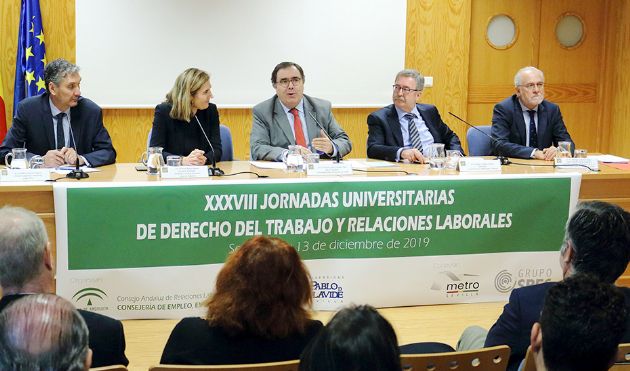 La consejera Rocío Blanco, en la mesa que preside las jornadas del CARL sobre Derecho del Trabajo La consejera Rocío Blanco, en la mesa que preside las jornadas del CARL sobre Derecho del Trabajo