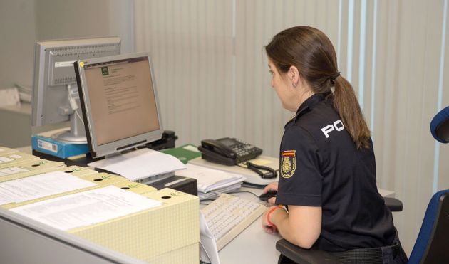 Una agente de la Unidad de Policía Adscrita a la Comunidad Autónoma accediendo a la web de la Consejería Una agente de la Unidad de Policía Adscrita a la Comunidad Autónoma accediendo a la web de la Consejería