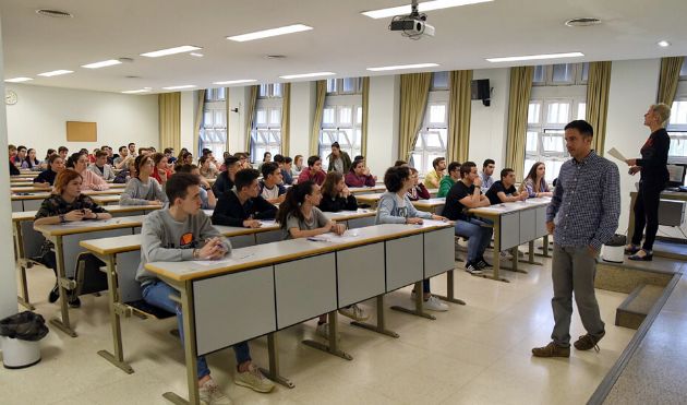 Alumnos sevillanos atendiendo las indicaciones de una profesora antes de comenzar un examen de Selectividad Alumnos sevillanos atendiendo las indicaciones de una profesora antes de comenzar un examen de Selectividad