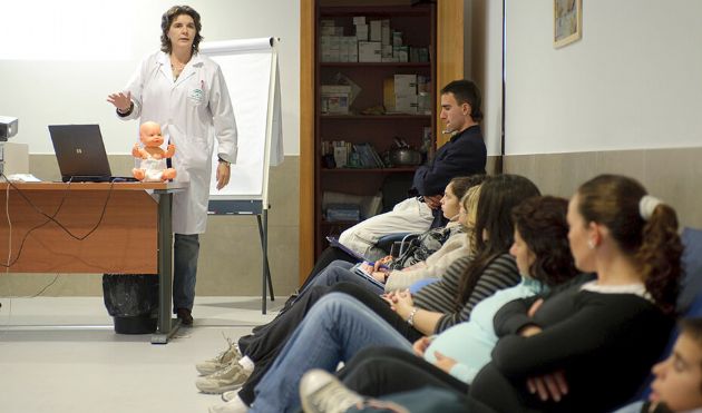 Mujeres embarazadas en la sala de espera de la consulta de la matrona Mujeres embarazadas en la sala de espera de la consulta de la matrona