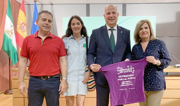 El consejero, junto a dos monitoras y un representante sindical El consejero, junto a dos monitoras y un representante sindical