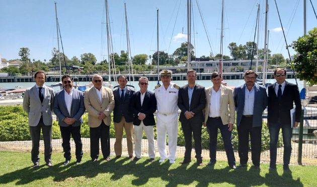El director gerente de Puertos de Andalucía, Rafael Merino (cuarto por la izquierda), con otros organizadores de la regata El director gerente de Puertos de Andalucía, Rafael Merino (cuarto por la izquierda), con otros organizadores de la regata
