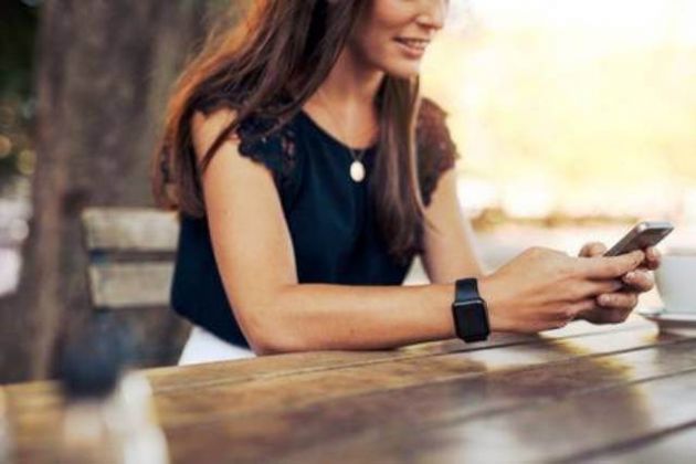 Mujer escribiendo un mensaje de texto en el teléfono Mujer escribiendo un mensaje de texto en el teléfono
