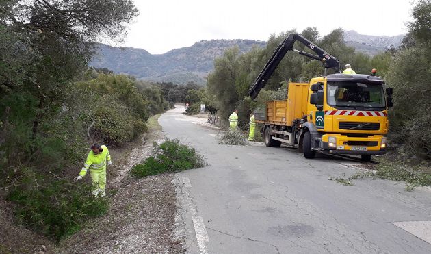 Los contratos para el mantenimiento de las carreteras de las zonas Oeste y Este de Málaga tienen un presupuesto de 2 millones de euros Los contratos para el mantenimiento de las carreteras de las zonas Oeste y Este de Málaga tienen un presupuesto de 2 millones de euros