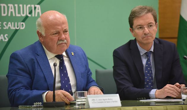 El consejero Jesús Aguirre junto al portavoz de la Junta por el brote de listeriosis, José Miguel Cisneros El consejero Jesús Aguirre junto al portavoz de la Junta por el brote de listeriosis, José Miguel Cisneros
