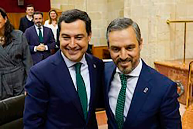 El presidente de la Junta, Juanma Moreno, y el consejero de Hacienda, Juan Bravo, en una imagen de la aprobación en el Pleno del Parlamento del Presupuesto de 2020 El presidente de la Junta, Juanma Moreno, y el consejero de Hacienda, Juan Bravo, en una imagen de la aprobación en el Pleno del Parlamento del Presupuesto de 2020