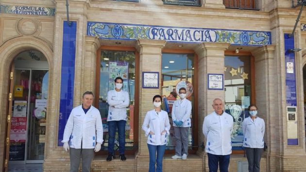 Farmacéuticos guardan un minuto de silencia por los ocho compañeros fallecidos en toda España por el Covid-19 Farmacéuticos guardan un minuto de silencia por los ocho compañeros fallecidos en toda España por el Covid-19