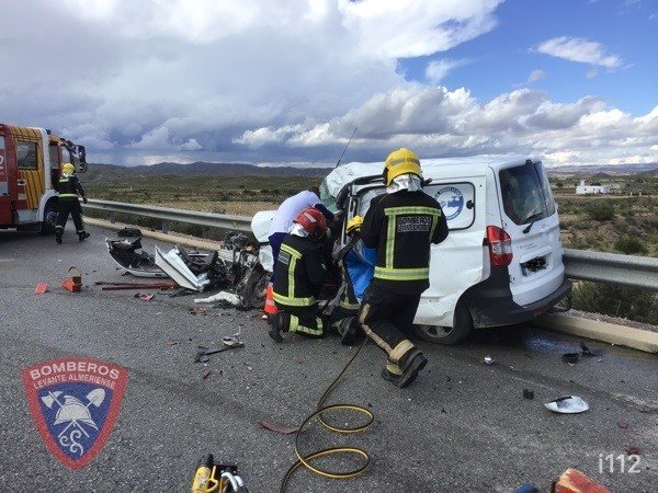 Bomberos intervienen en un accidente de tráfico en Zurgena (Almería) Bomberos intervienen en un accidente de tráfico en Zurgena (Almería)
