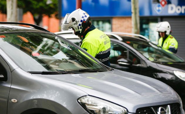 La Policía Local de Sevilla efectuando un control de autobuses para que los ciudadanos respeten el estado de alarma decretado por el gobierno debido al coronavirus Covid-19. A todos los usuarios del transporte público un agente les pregunta de donde viene La Policía Local de Sevilla efectuando un control de autobuses para que los ciudadanos respeten el estado de alarma decretado por el gobierno debido al coronavirus Covid-19. A todos los usuarios del transporte público un agente les pregunta de donde viene