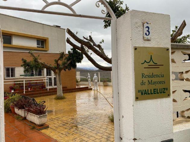 Labores de desinfección en la residencia de mayores Valleluz de Íllar (Almería) por parte de la UME Labores de desinfección en la residencia de mayores Valleluz de Íllar (Almería) por parte de la UME