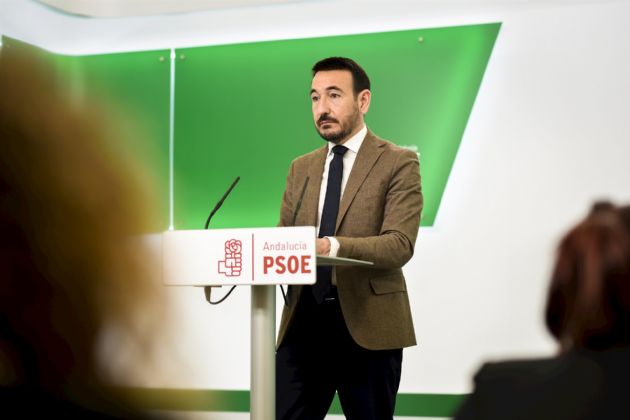 El senador socialista Fernando López Gil en rueda de prensa en Sevilla El senador socialista Fernando López Gil en rueda de prensa en Sevilla