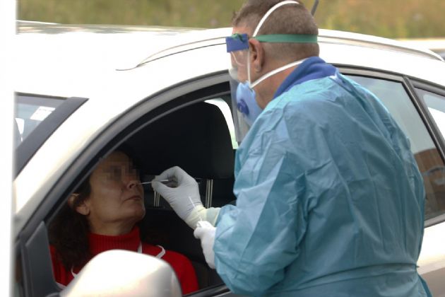 Dispositivo sanitario de la prueba test del PCR para detectar la infección por coronavirus a las personas desde su coche Dispositivo sanitario de la prueba test del PCR para detectar la infección por coronavirus a las personas desde su coche