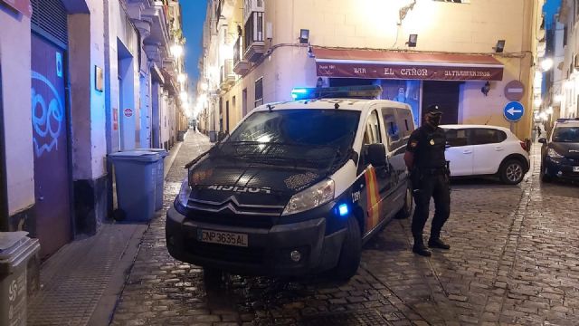 Un agente junto al coche de la Policía Nacional Un agente junto al coche de la Policía Nacional
