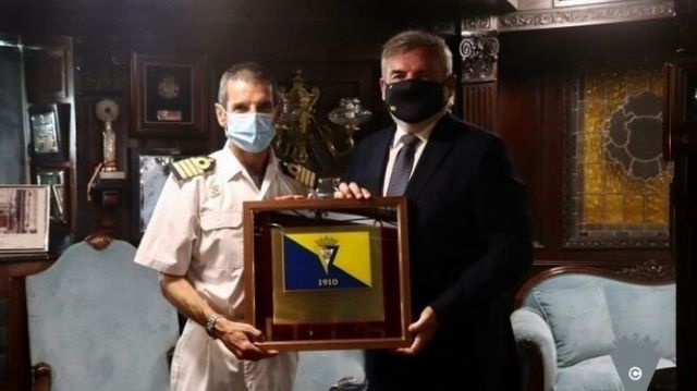 El presidente cadista, Manuel Vizcaíno, en la entrega de una bandera al comandante del Buque Escuela de la Armada Española Juan Sebastián de Elcano’ El presidente cadista, Manuel Vizcaíno, en la entrega de una bandera al comandante del Buque Escuela de la Armada Española Juan Sebastián de Elcano’