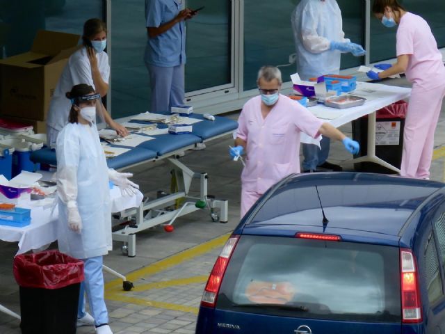 Personal sanitario realiza test PCR a conductores de vehículos para evitar la propagación del Covid Personal sanitario realiza test PCR a conductores de vehículos para evitar la propagación del Covid