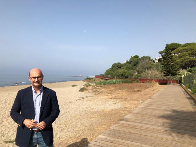 El concejal de Playas, José Carlos Martín, ha anunciado que a partir de este fin de semana comenzará a operar un barco quitanatas en el litoral mijeño. “En otras temporadas este servicio lo ha llevado a cabo la Mancomunidad de Municipios de la Costa del Sol Occidental. Al no ponerlo en marcha este año dicha entidad, desde el Ayuntamiento hemos querido ofrecerlo en nuestra costa para que no merme la calidad de nuestras aguas”, apunta el concejal quien ha destacado que “las embarciones actuarán du El concejal de Playas, José Carlos Martín, ha anunciado que a partir de este fin de semana comenzará a operar un barco quitanatas en el litoral mijeño. “En otras temporadas este servicio lo ha llevado a cabo la Mancomunidad de Municipios de la Costa del Sol Occidental. Al no ponerlo en marcha este año dicha entidad, desde el Ayuntamiento hemos querido ofrecerlo en nuestra costa para que no merme la calidad de nuestras aguas”, apunta el concejal quien ha destacado que “las embarciones actuarán du