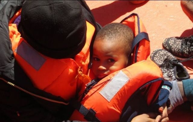 Niño y madre rescatados de una patera Niño y madre rescatados de una patera