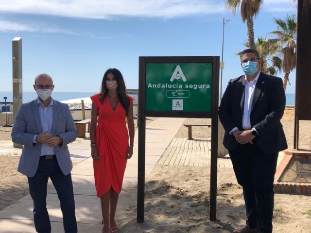 La delegada de Turismo, Nuria Rodriguez, junto al distintivo Andalucía Segura en una playa de Mijas, junto al alcalde, Josele González, a la derecha de la imagen La delegada de Turismo, Nuria Rodriguez, junto al distintivo Andalucía Segura en una playa de Mijas, junto al alcalde, Josele González, a la derecha de la imagen