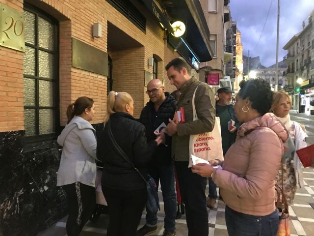 Imagen de archivo de José Latorre (c) en un reparto electoral del PSOE de Jaén Imagen de archivo de José Latorre (c) en un reparto electoral del PSOE de Jaén