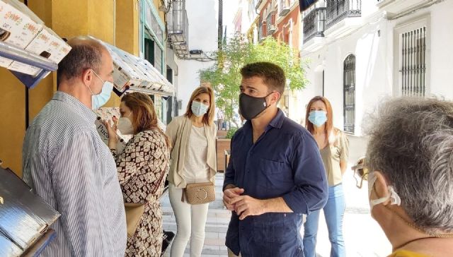 El portavoz municipal del PP, Beltrán Pérez, durante una visita a los comerciantes de la calle Baños El portavoz municipal del PP, Beltrán Pérez, durante una visita a los comerciantes de la calle Baños