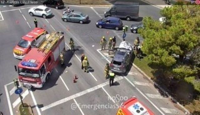 Punto en el que se ha producido una colisión entre dos vehículos en Sevilla capital Punto en el que se ha producido una colisión entre dos vehículos en Sevilla capital