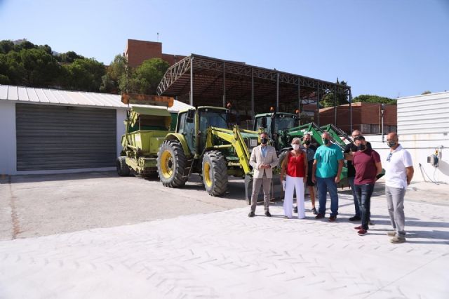 La concejala de Servicios Operativos, Teresa Porras, y el concejal del Distrito Este, durante la visita al nuevo cuartelillo de Limpieza de Málaga SAM de El Candado La concejala de Servicios Operativos, Teresa Porras, y el concejal del Distrito Este, durante la visita al nuevo cuartelillo de Limpieza de Málaga SAM de El Candado