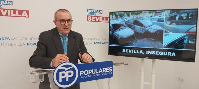 Gómez Palacios, concejal del PP, en rueda de prensa Gómez Palacios, concejal del PP, en rueda de prensa
