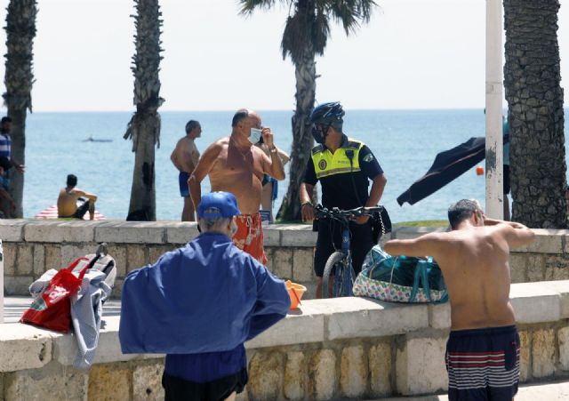 Policía Local informa a un bañista en la playa de La Malagueta Policía Local informa a un bañista en la playa de La Malagueta
