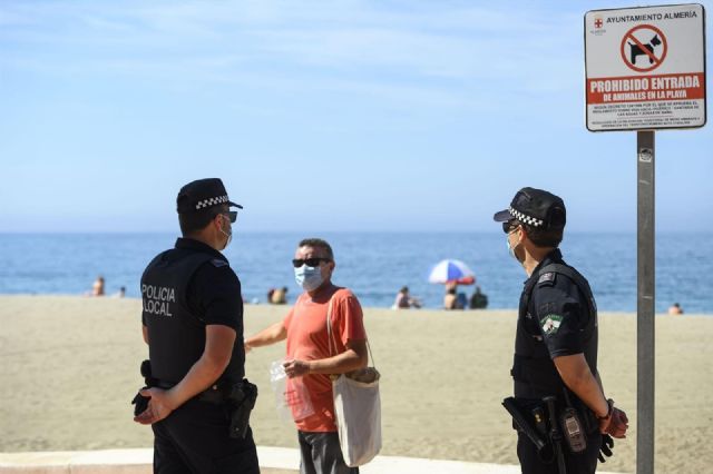 Continúa el refuerzo de Policía Local para control de aforos, uso de mascarillas y distancia de seguridad Continúa el refuerzo de Policía Local para control de aforos, uso de mascarillas y distancia de seguridad