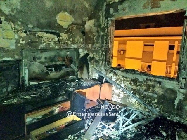 Un incendio en el barrio de Santa Clara obliga a desalojar un bloque de pisos Un incendio en el barrio de Santa Clara obliga a desalojar un bloque de pisos