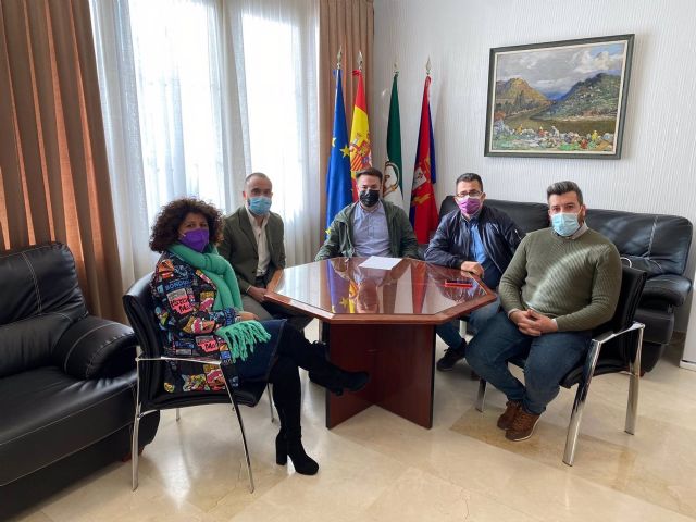 La alcaldesa de Benamejí (izda.) y los alcaldes de Encinas Reales y Palenciana (dcha.) durante la reunión sobre la asociación de la Policía Local de los tres municipios La alcaldesa de Benamejí (izda.) y los alcaldes de Encinas Reales y Palenciana (dcha.) durante la reunión sobre la asociación de la Policía Local de los tres municipios