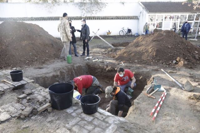 Antonio Álvarez en la visita a las catas para hallar fosas y restos en cementerios de Córdoba, en cumplimiento de la Ley de Memoria Democrática Antonio Álvarez en la visita a las catas para hallar fosas y restos en cementerios de Córdoba, en cumplimiento de la Ley de Memoria Democrática