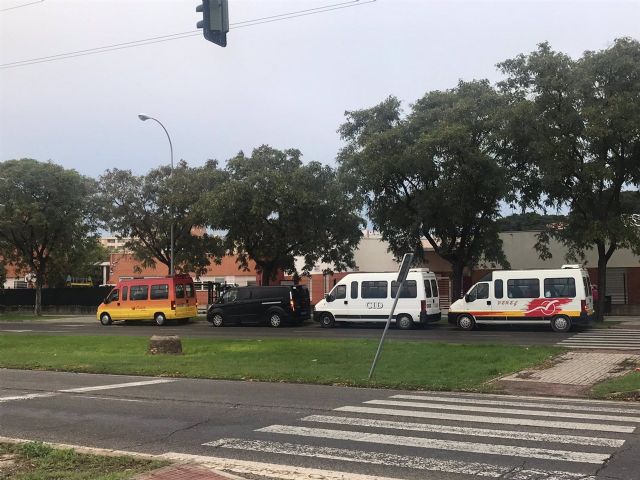 Una de las furgonetas de Uber prestando servicios de transporte escolar Una de las furgonetas de Uber prestando servicios de transporte escolar