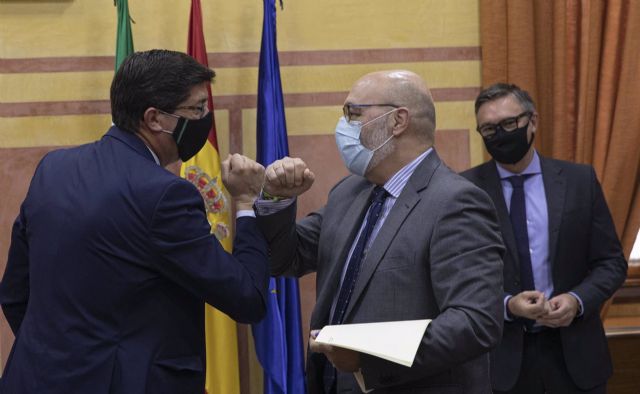 El vicepresidente de la Junta, Juan Marín (i), saluda tras la firma del acuerdo para aprobar los Presupuestos de 2021 al portavoz del grupo parlamentario de Vox, Alejandro Hernández (d) El vicepresidente de la Junta, Juan Marín (i), saluda tras la firma del acuerdo para aprobar los Presupuestos de 2021 al portavoz del grupo parlamentario de Vox, Alejandro Hernández (d)