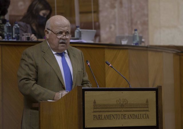 El consejero de Salud y Familias, Jesús Aguirre, durante su comparecencia en la sesión plenaria del Parlamento andaluz El consejero de Salud y Familias, Jesús Aguirre, durante su comparecencia en la sesión plenaria del Parlamento andaluz
