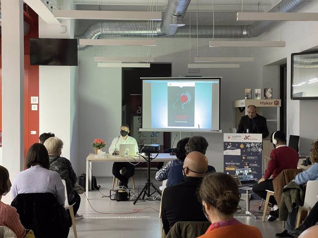 Imagen de la presentación de la novela Tiempo de Eclipse de Fernando Martínez, durante los biblioencuentros que organiza el Ayuntamiento de Almería con autores