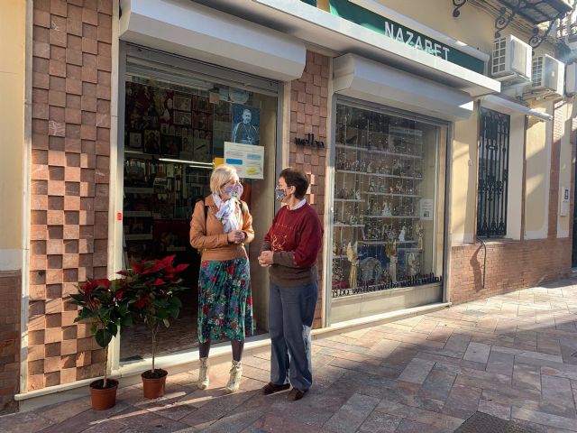 Reparto de flores de Pascua en establecimientos de Huelva Reparto de flores de Pascua en establecimientos de Huelva