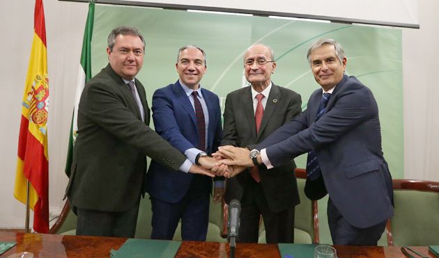 El consejero Elías Bendodo, junto a los alcaldes de Sevilla y Málaga y el responsable del RACE El consejero Elías Bendodo, junto a los alcaldes de Sevilla y Málaga y el responsable del RACE