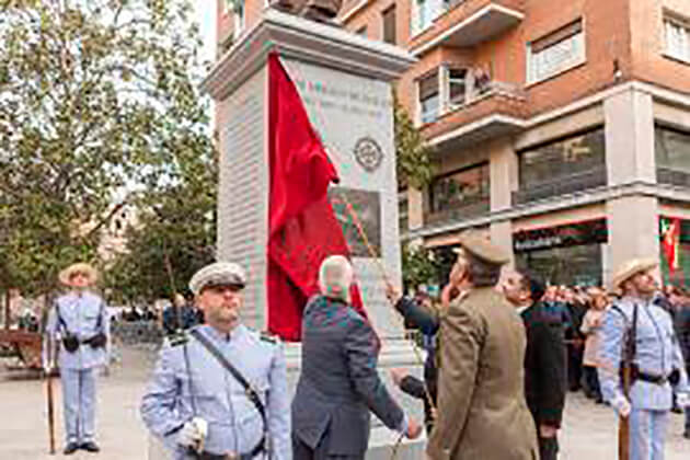 El alcalde y el JEME descubrieron la placa El alcalde y el JEME descubrieron la placa