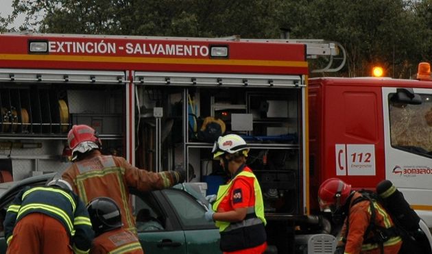 Bomberos intervienen en un accidente de tráfico Bomberos intervienen en un accidente de tráfico