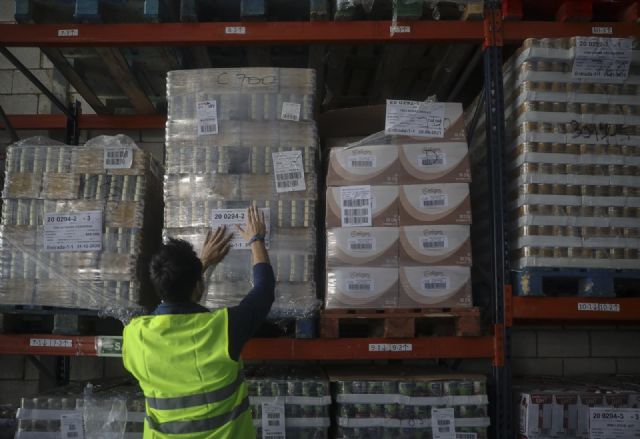 Personal del banco de alimentos etiqueta los alimentos entregados por la Agrupación de Apoyo Logístico n.º 21 (AALOG 21) de Torreblanca (Sevilla) y donados por Supermercados Día al Banco de Alimentos de Sevilla (Andalucía, España) Personal del banco de alimentos etiqueta los alimentos entregados por la Agrupación de Apoyo Logístico n.º 21 (AALOG 21) de Torreblanca (Sevilla) y donados por Supermercados Día al Banco de Alimentos de Sevilla (Andalucía, España)