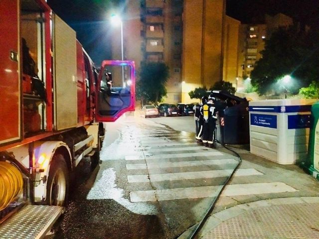 Bomberos realizan intervenciones por incendio de contenedores en varias calles de la capital Bomberos realizan intervenciones por incendio de contenedores en varias calles de la capital