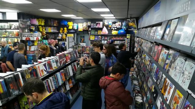 Aficionados a los cómics en la tienda Nostromo - Sergio López Aficionados a los cómics en la tienda Nostromo - Sergio López