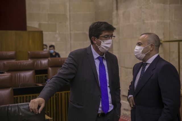 El vicepresidente de la Junta de Andalucía, Juan Marín (i), conversa con el diputado Julio Díaz (i) antes del inicio de la primera jornada de la sesión plenaria en el Parlamento de Andalucía El vicepresidente de la Junta de Andalucía, Juan Marín (i), conversa con el diputado Julio Díaz (i) antes del inicio de la primera jornada de la sesión plenaria en el Parlamento de Andalucía