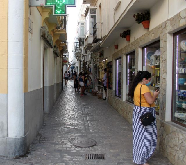Una persona con mascarilla en las calles del centro de Tarifa Una persona con mascarilla en las calles del centro de Tarifa