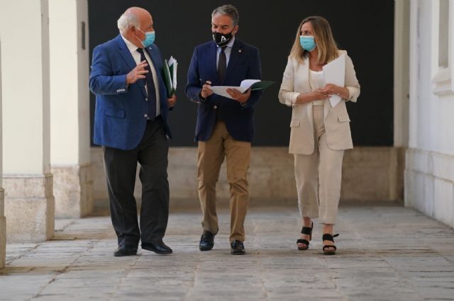 Los consejeros andaluces de Salud y Familias, Jesús Aguirre (i); Presidencia, Administración Pública e Interior, Elías Bendodo (c), y Fomento, Infraestructuras y Ordenación del Territorio, Marifrán Carazo (d), este martes Los consejeros andaluces de Salud y Familias, Jesús Aguirre (i); Presidencia, Administración Pública e Interior, Elías Bendodo (c), y Fomento, Infraestructuras y Ordenación del Territorio, Marifrán Carazo (d), este martes