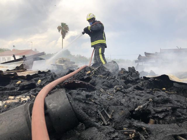 Un bombero del SEIS interviene en la extinción del incendio de Las Quemadillas Un bombero del SEIS interviene en la extinción del incendio de Las Quemadillas