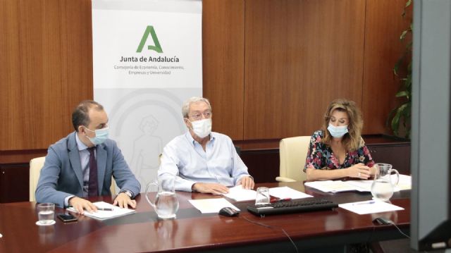 El consejero de Economía, Rogelio Velasco (en el centro), reunido con grupos investigadores El consejero de Economía, Rogelio Velasco (en el centro), reunido con grupos investigadores