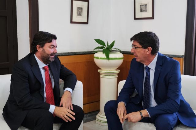 Foto de archivo del vicepresidente de la Junta y consejero de Turismo, Regeneración, Justicia y Administación Local, Juan Marín, con el director general de Administración Local, Joaquín López-Sidro Foto de archivo del vicepresidente de la Junta y consejero de Turismo, Regeneración, Justicia y Administación Local, Juan Marín, con el director general de Administración Local, Joaquín López-Sidro
